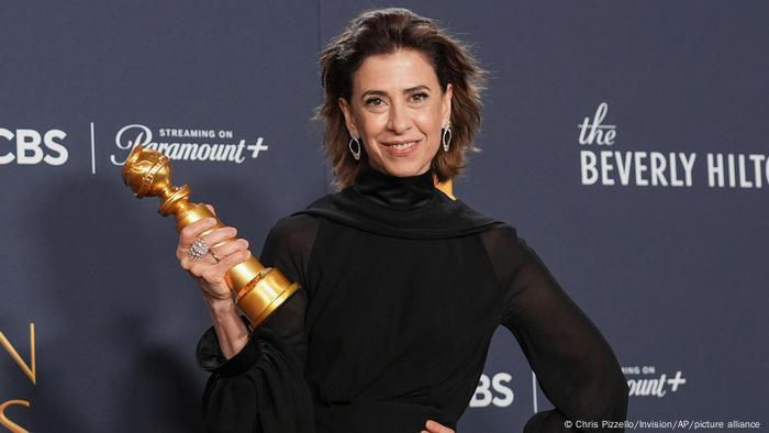 Atriz brasileira Fernanda Torres recebe Globo de Ouro por “Ainda estou aqui”