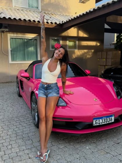 Ana Castela posa com carrão rosa avaliado em mais de R$700 mil
