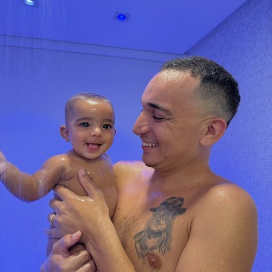 João Gomes encanta a web com primeiro banho de chuveiro do filho caçula