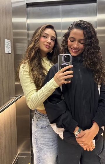 Vivendo namoro discreto, Rayssa Leal e influenciadora surgem juntinhas em foto pela 1ª vez