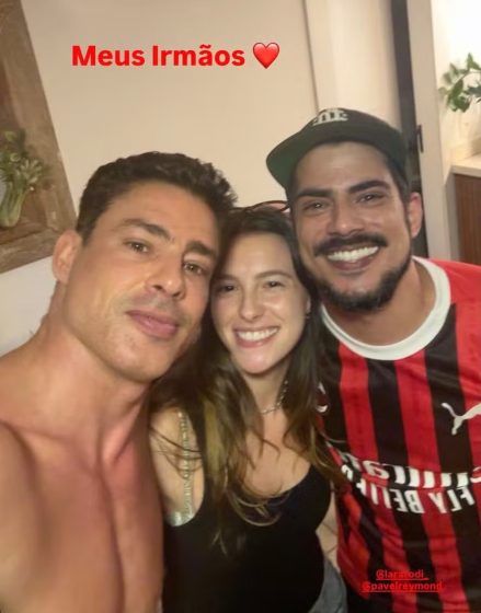 Cauã Reymond posa com os irmãos em foto rara