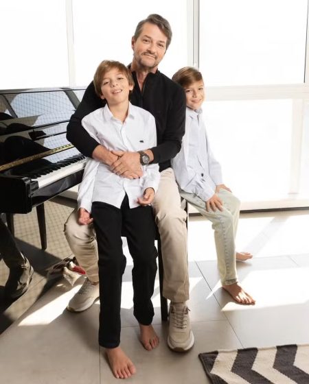 Marcelo Serrado celebra aniversário dos filhos gêmeos: ‘Pisquei, e eles fizeram 13 anos’