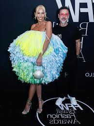 Look de Adriane Galisteu em evento de moda vira assunto