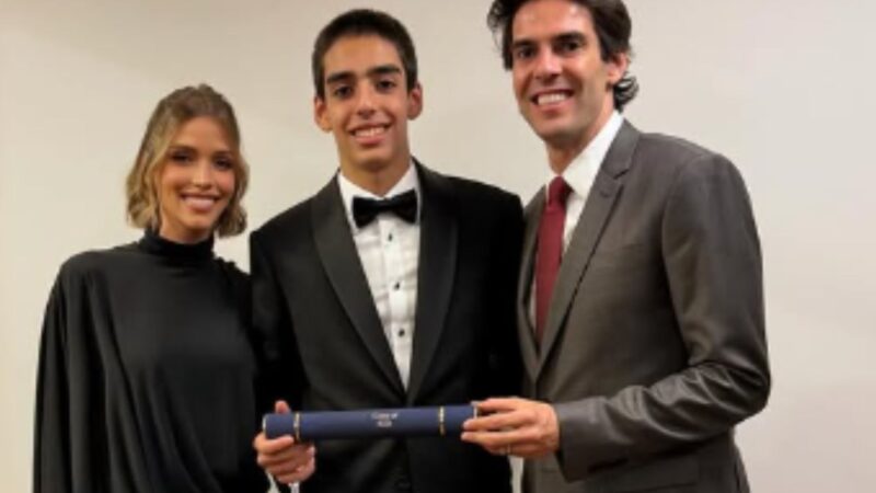 Kaká e Carol Celico comemoram a formatura do filho