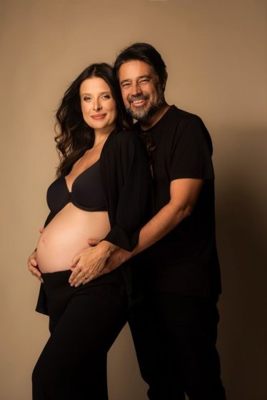 Atriz Bruna Spínola, mãe de duas filhas, descobre gravidez de gêmeos aos 39 anos