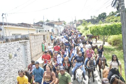 Centenas de cavaleiros e amazonas participam da Cavalgada de Santo Antônio em Penedo