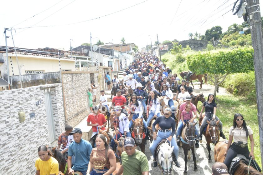 Centenas de cavaleiros e amazonas participam da Cavalgada de Santo Antônio em Penedo