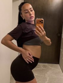 Grávida de cinco meses, Sabrina Sato mostra barrigão e aparece de cara limpa após treino
