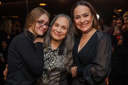 Regina Duarte e filha são prestigiadas por famosos em estreia de espetáculo