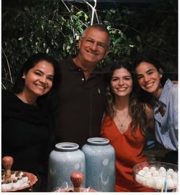 Bruna Marquezine aparece ao lado da irmã e dos pais em foto rara