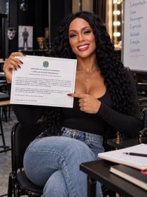 Aos 52 anos, Rosiane Pinheiro revela ser formada em Jornalismo e rejeita etarismo